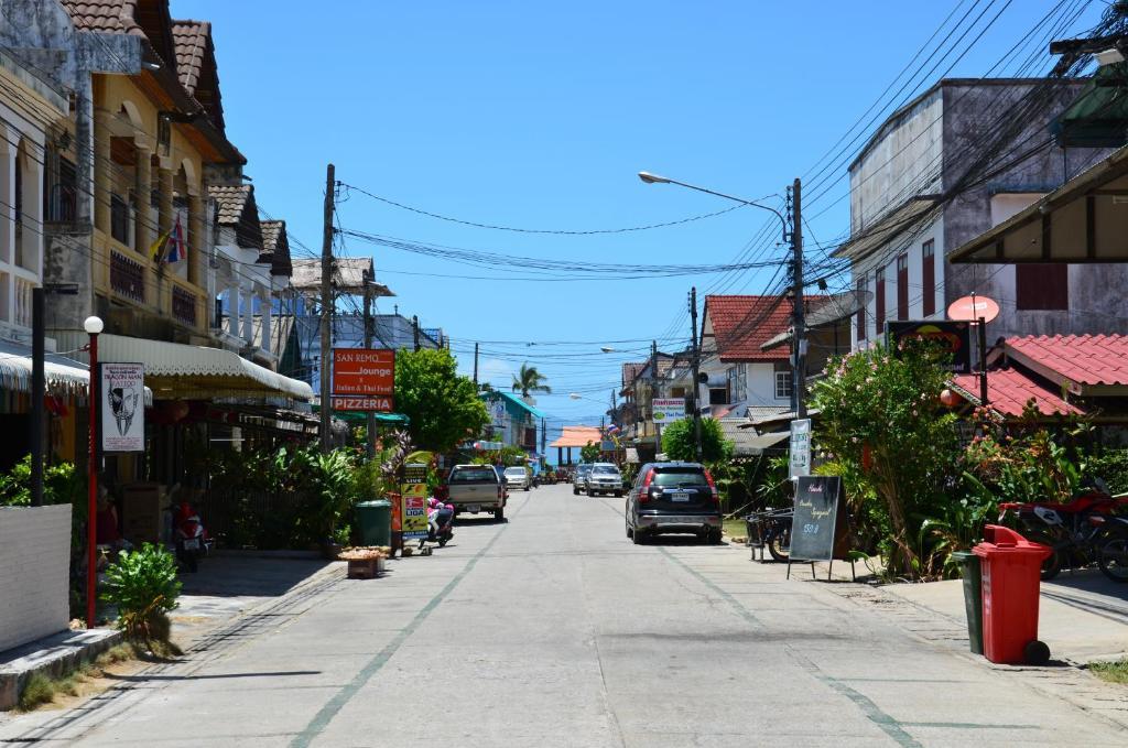 Baan Banyan Villa, Wood House Short Walk To Mae Nam Beach 객실 사진